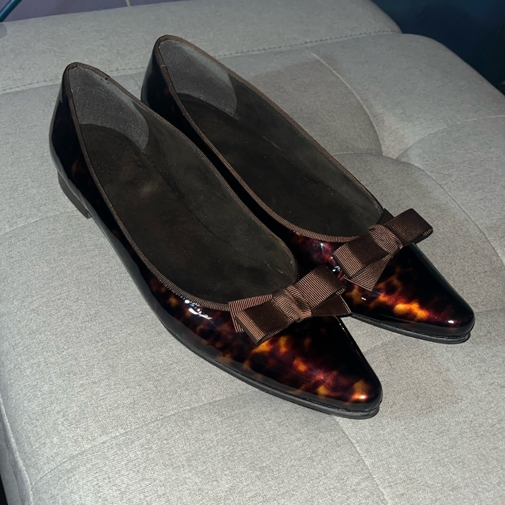 Stuart Whitman made in Spain tointed toe flats